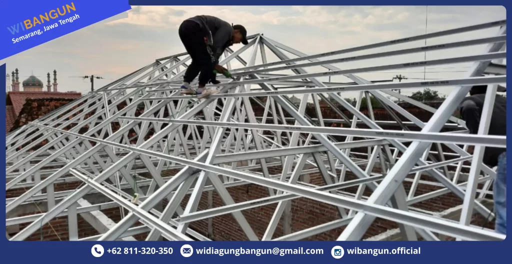 pemasangan rangka atap